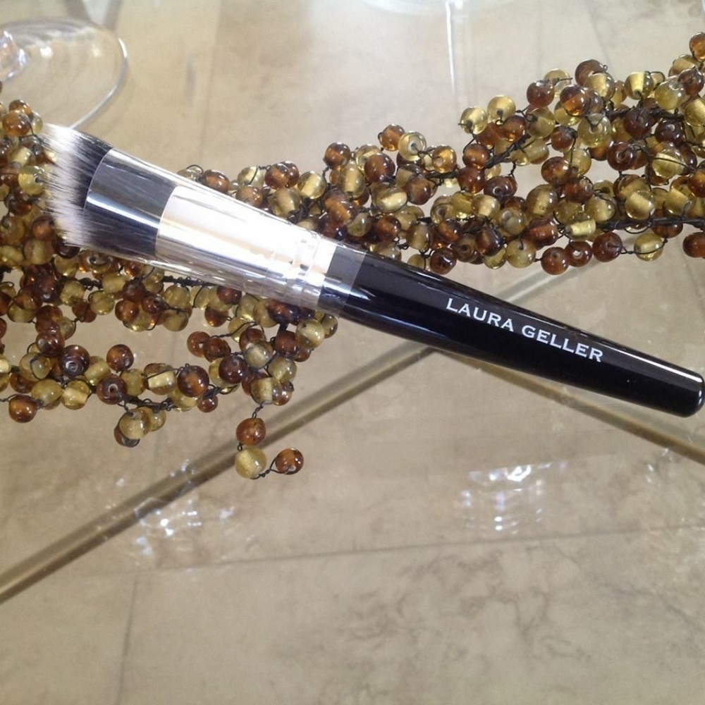 Laura Geller Angled Stippling Brush - BRAND NEW - FULL SIZE.
